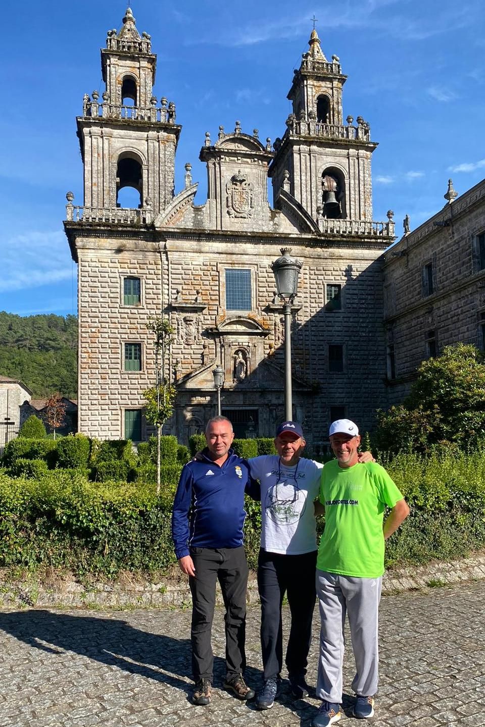 Los tres peregrinos a su llegada ayer al Monasterio de Oseira.