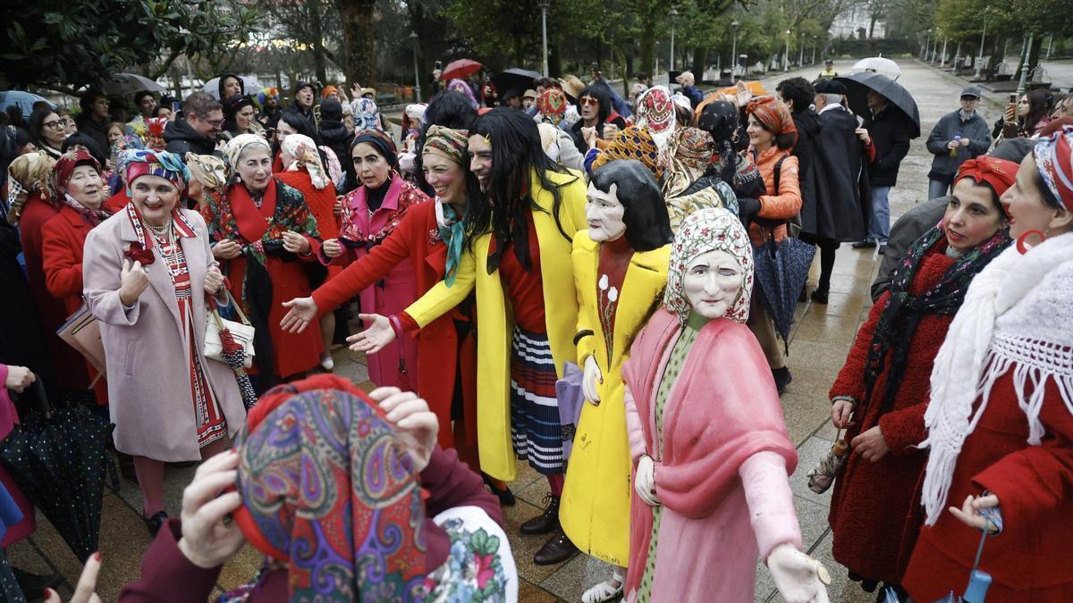 A comparsa de Maruxas e Coralias enche Compostela de cor