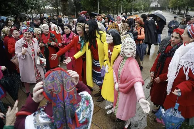 A comparsa de Maruxas e Coralias enche Compostela de cor