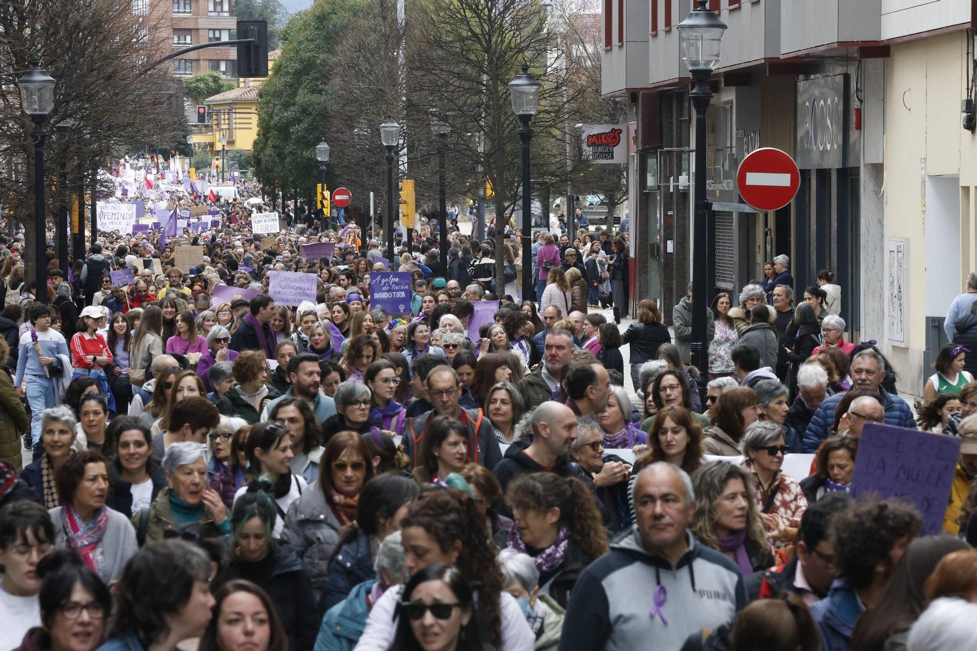 EN IMÁGENES: Carrozas, batucada y pancartas: así ha sido la multitudinaria manifestación del 8M en Asturias