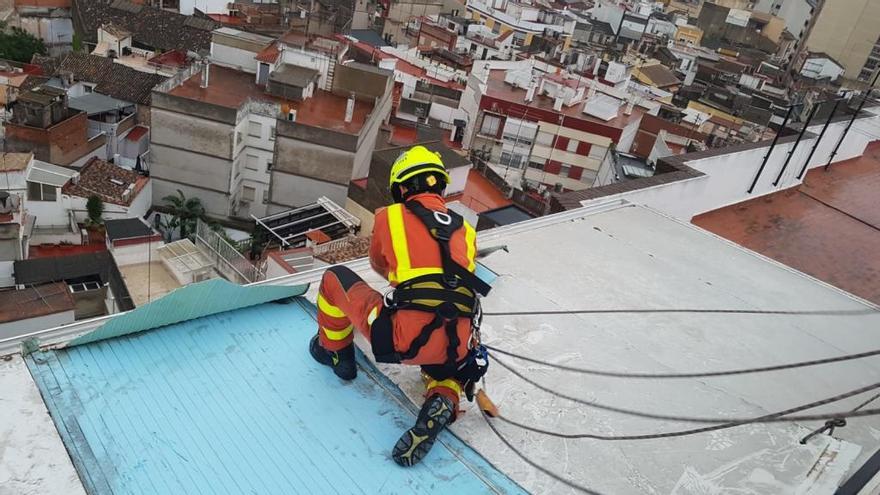 Retiran dos planchas metálicas que el fuerte viento agitaba en Alzira