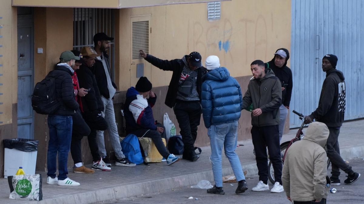 Usuarios esperando para entrar en el albergue municipal.