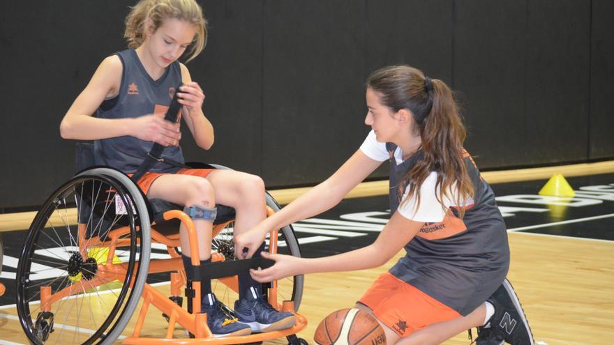 Una iniciativa del CB Genovés integra la silla de ruedas en la pista de baloncesto