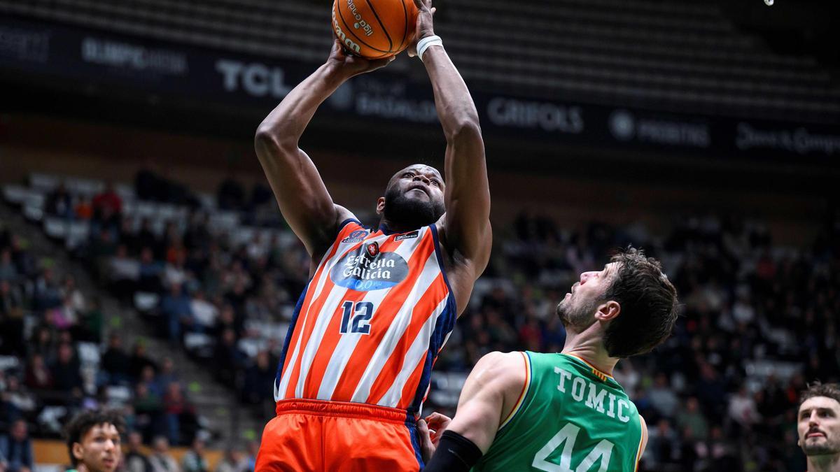 Diagné trata de anotar ante la mirada de Ante Tomic.