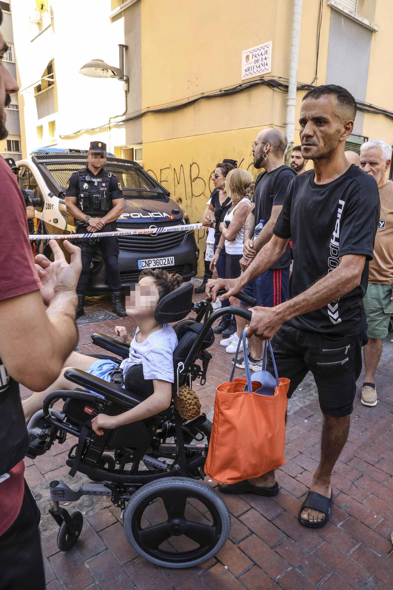 Desahucian en Alicante a una familia con un niño de 6 años que sufre parálisis cerebral