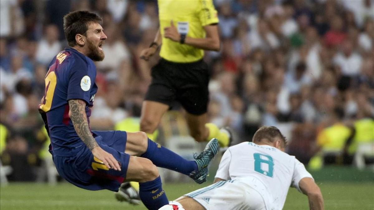 Kroos derriba a Leo Messi en una acciión del duelo del Bernabéu