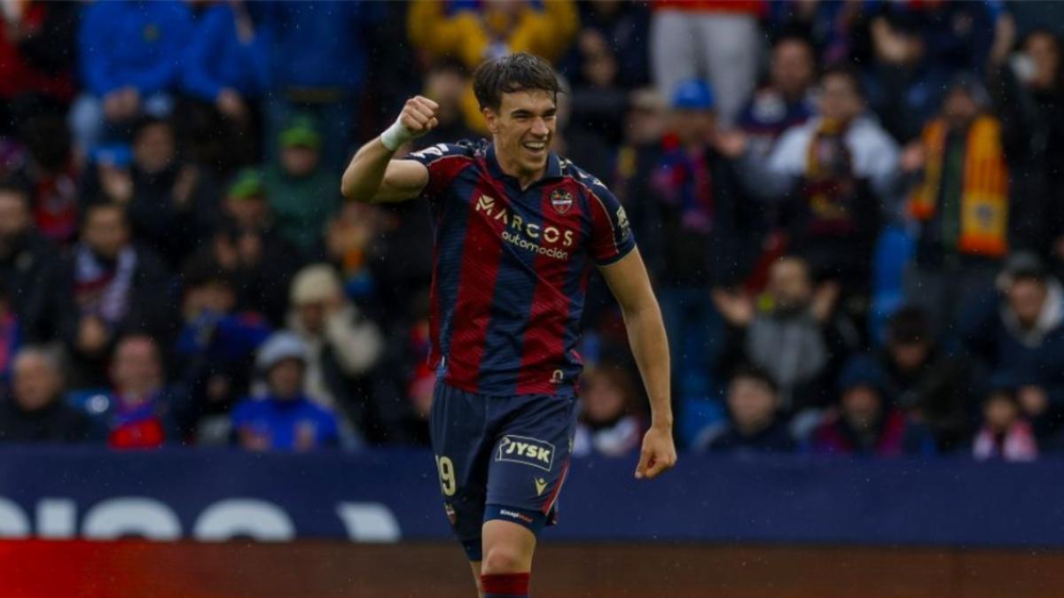 Carlos Espí celebrando su gol ante el Girona