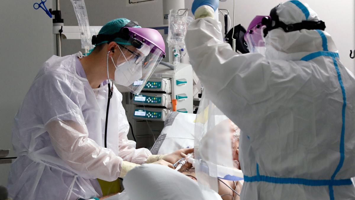 Los pacientes covid en las UCI ya superan la mitad del pico de la primera ola