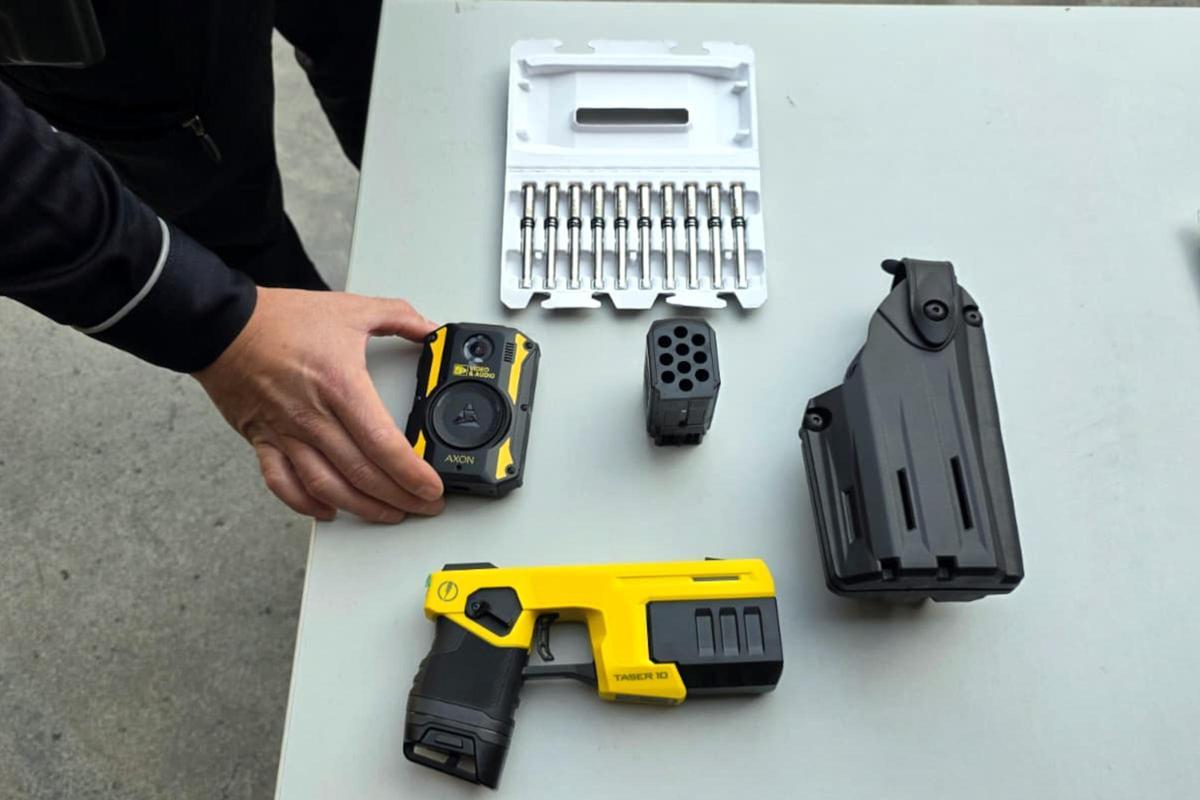 Les fotos de la presentació de les pistoles Taser de la Guàrdia Urbana de Figueres