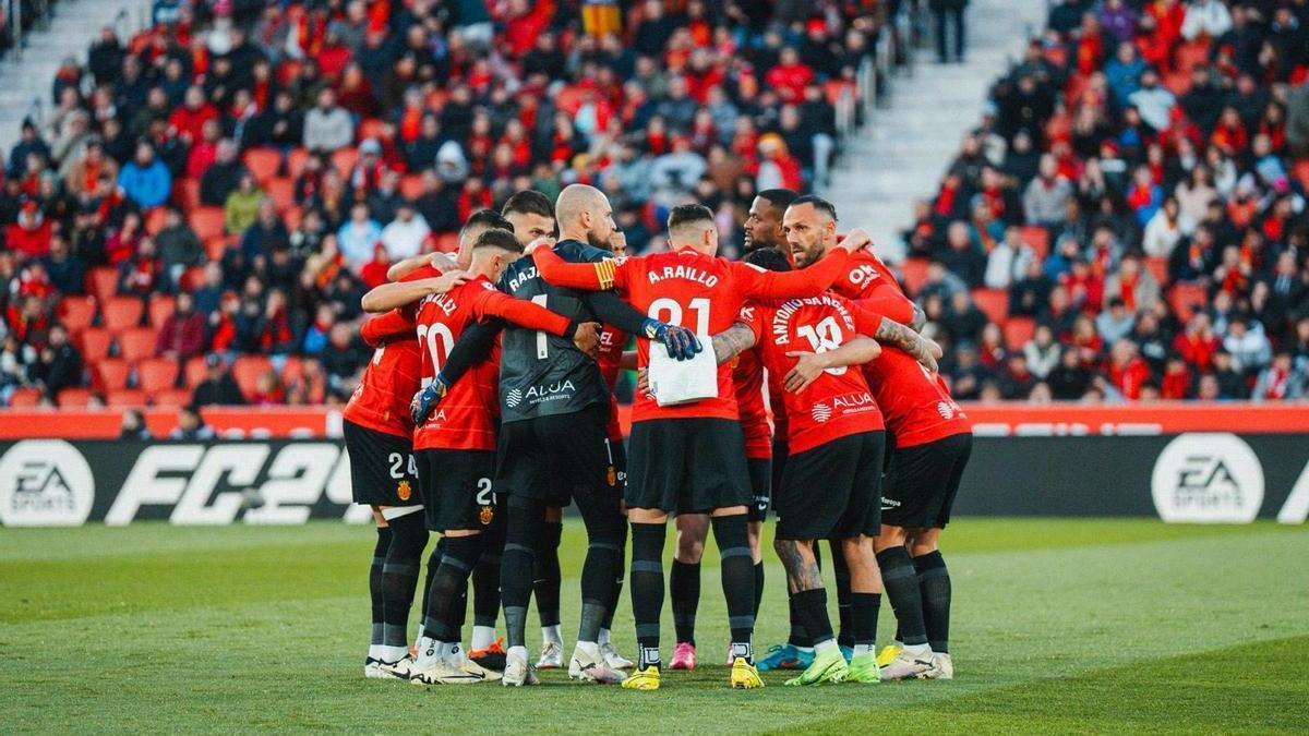 Los jugadores del Mallorca, antes de comenzar frente al Girona.