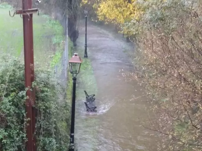 La margen izquierda de los paseos del río se inunda