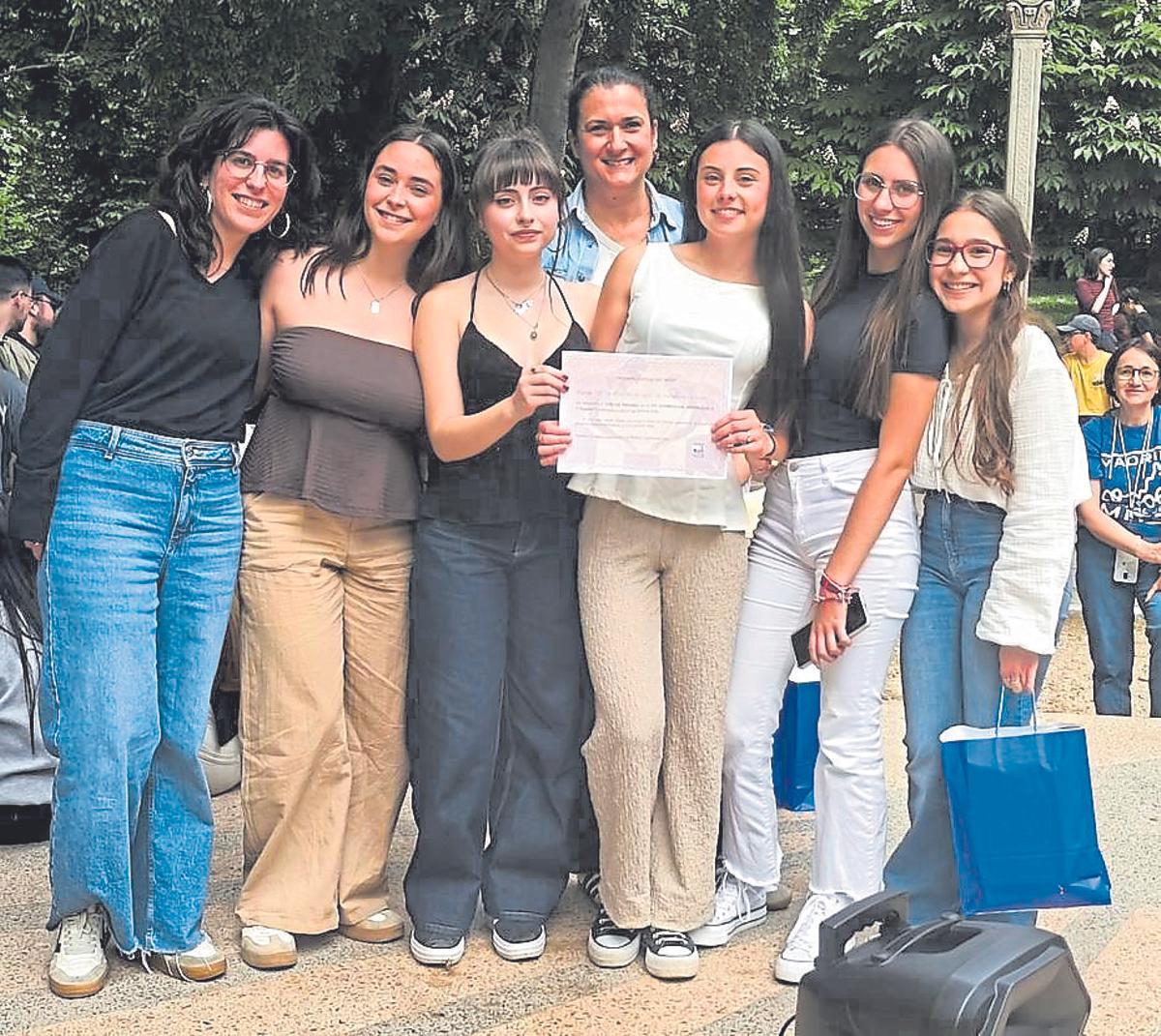 Alumnas y profesora de griego del IES La Fuensanta, con su premio.