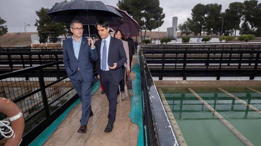 El Secretario de Estado de Medio Ambiente Hugo Morán (izqda), durante su visita a la potabilizadora de Molina de Segura.