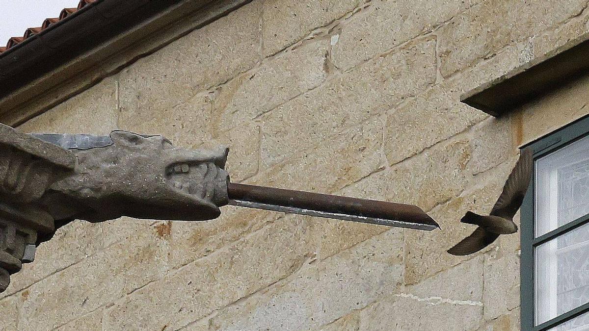 Una de las gárgolas del Hostal dos Reis Católicos de Santiago con el tubo metálico ya colocado.