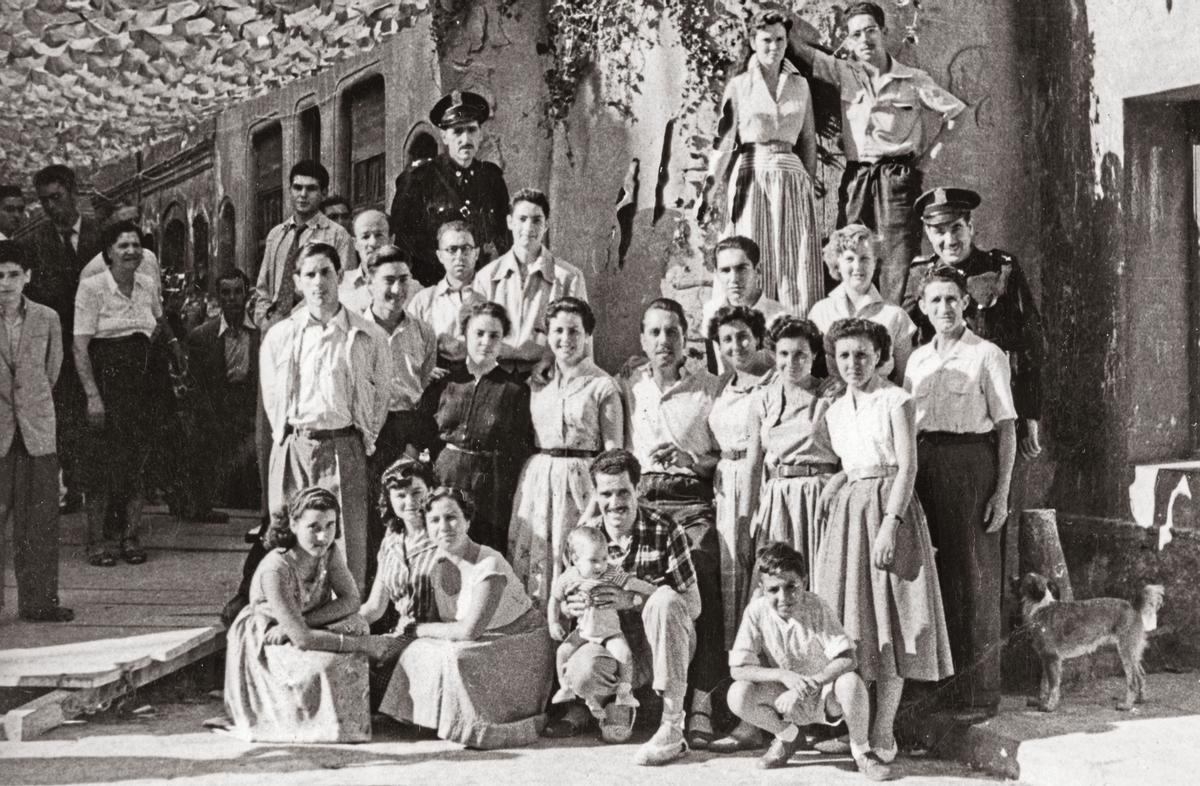 La comisión de fiestas de la calle de Alcolea, en 1950, con una mayoritaria presencia de mujeres en sus filas.