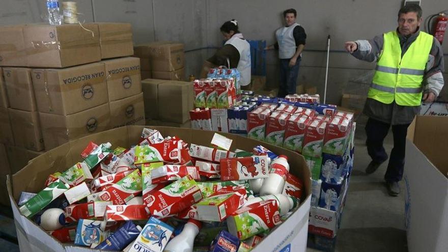 Voluntarios de Bancosol trabajando en organizar la comida donada para su reparto.