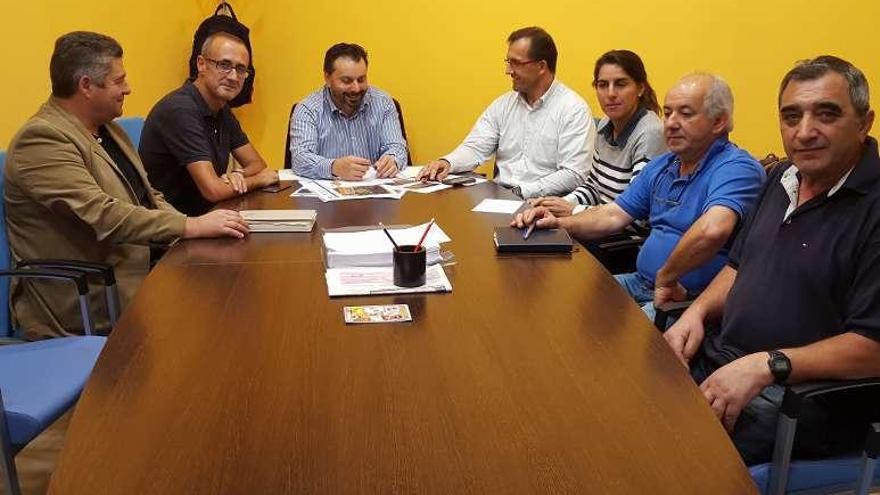 De izquierda a derecha, Taboada, González, Ferreira, Rodal, Simons y otros dos directivos de &quot;A Unión&quot;, reunidos ayer.