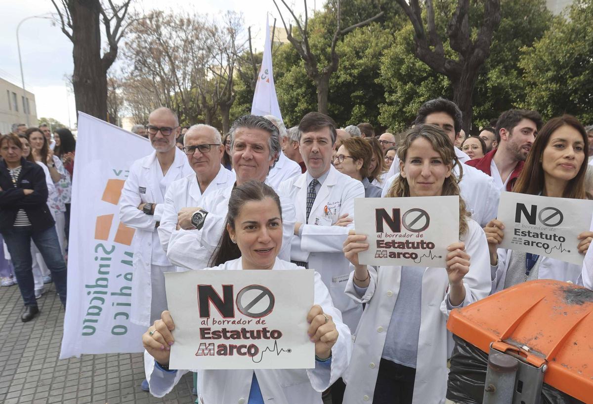 Protesta de los médicos del Hospital de Sant Joan contra el nuevo estatuto laboral