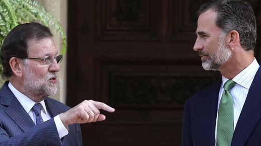 Rajoy, con el Rey en Marivent este viernes.