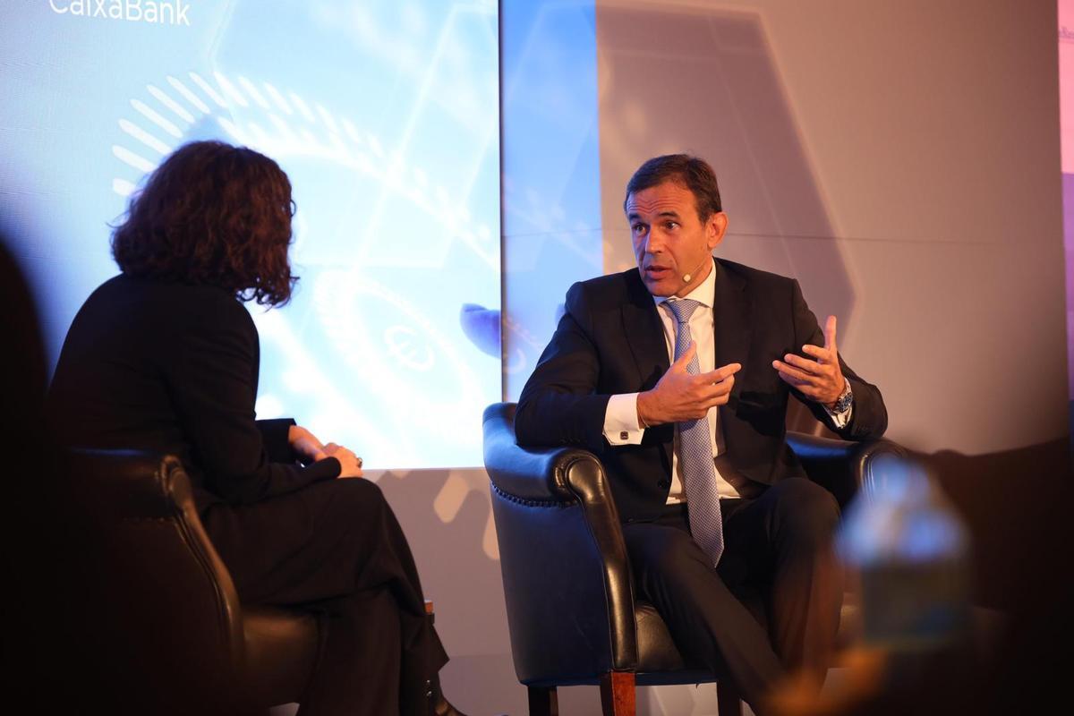 Jaume Masana, director general de negocio de CaixaBank, dialoga con Gemma Martínez, directora adjunta de El Periódico, durante el II Foro Financiero celebrado este martes en Barcelona.