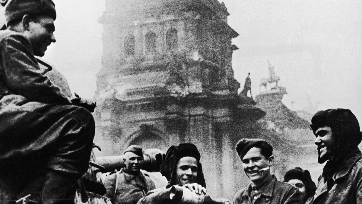 Soldados del Ejército Rojo celebran la victoria sobre Hitler en Berlín.