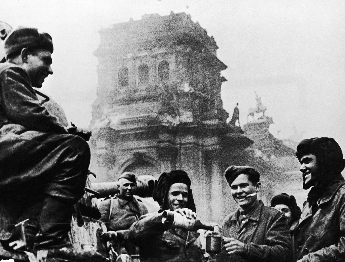 Soldados del Ejército Rojo celebran la victoria sobre Hitler en Berlín.