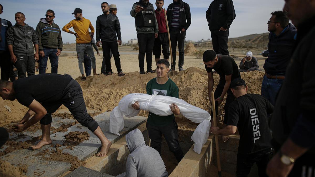 Un funeral de palestinos muertos en ataques de israel, en Khan Younis (Gaza).