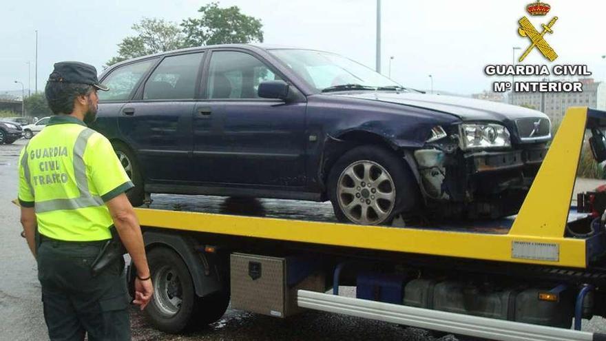 Momento en el que una grúa retira el vehículo interceptado por los agentes de Tráfico. // Guardia Civil