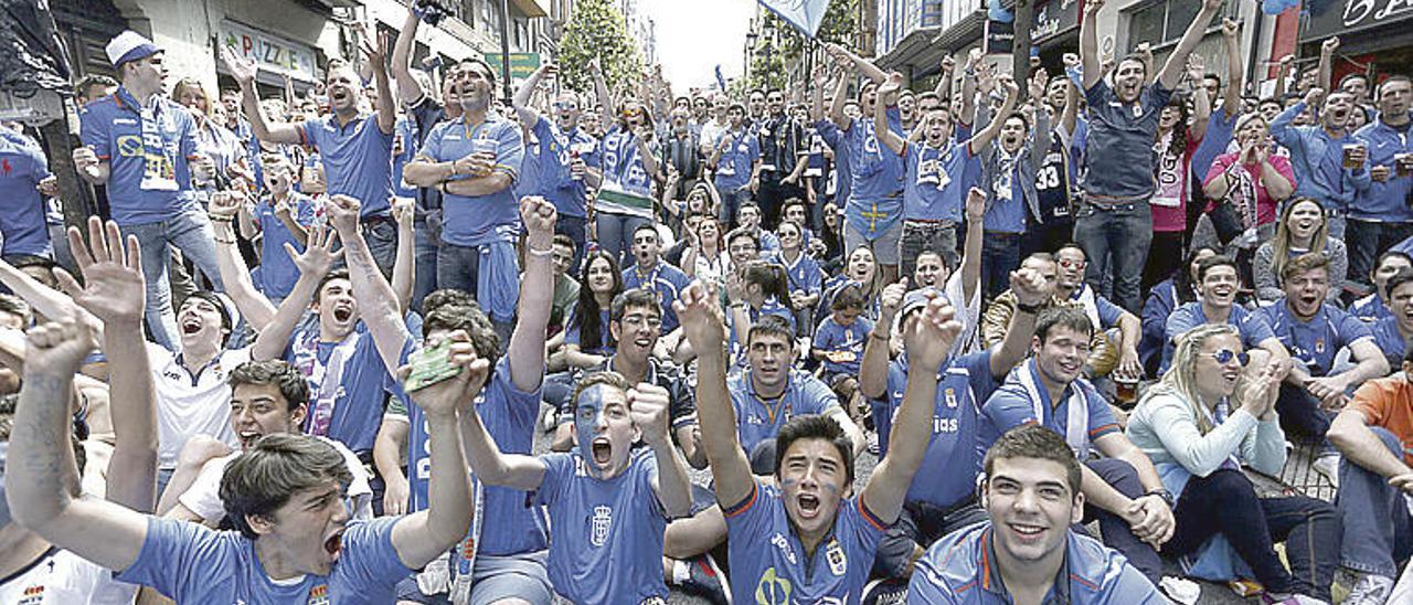 La afición ovetense celebró por todo lo alto el ascenso. En la foto, un grupo de hinchas celebra el pitido final.