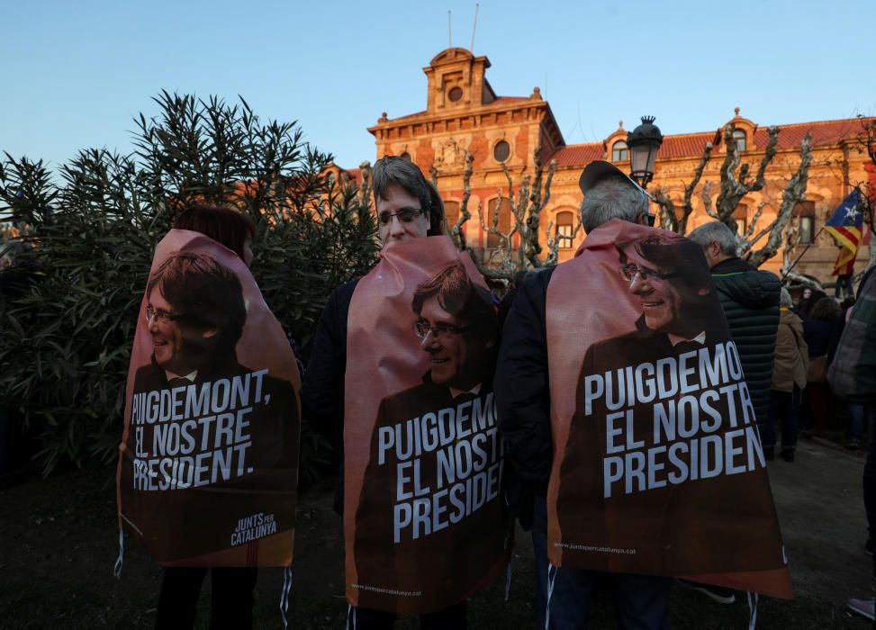 Pro-independence demonstrators wear banners ...