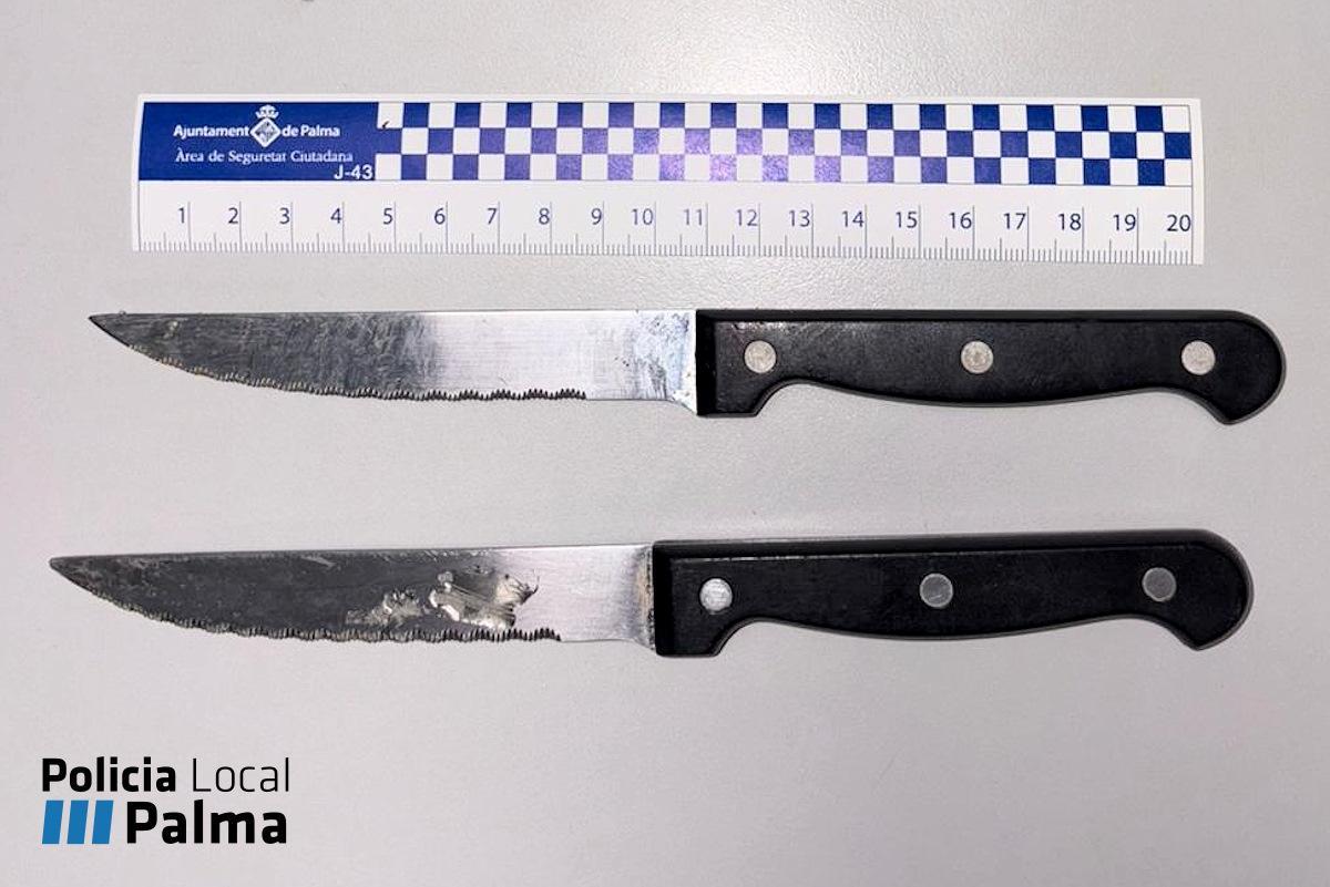 Cuchillos esgrimidos por un individuo en Palma con los que amenazó a una mujer para que le diera tabaco.