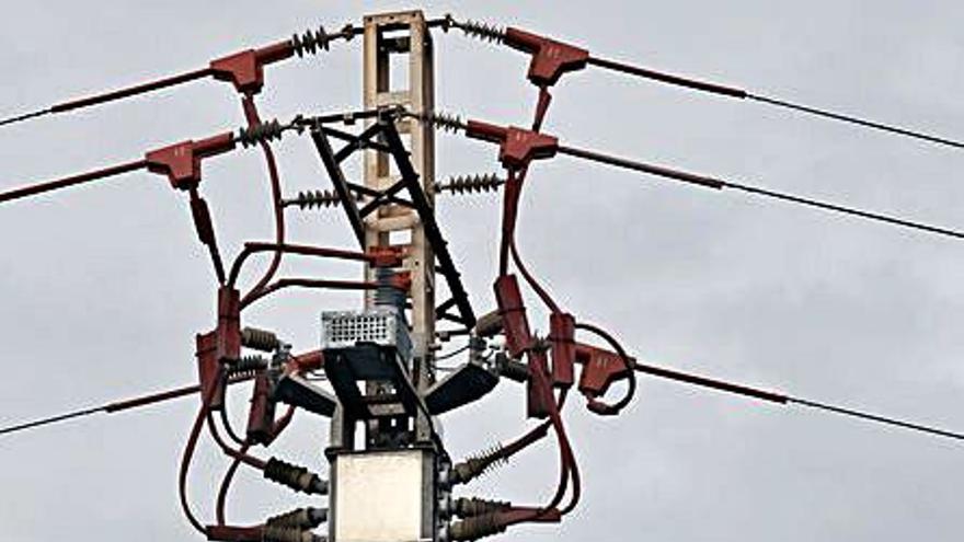 Torre eléctrica en València. | EFE/J.C, CÁRDENAS