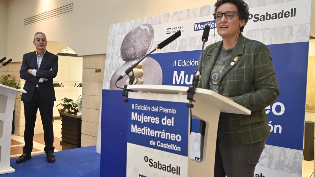 La alcaldesa de Onda, Carmina Ballester, glosó las cualidades de Dolores Corella, en el acto de entrega del premio Mujeres del Mediterráneo