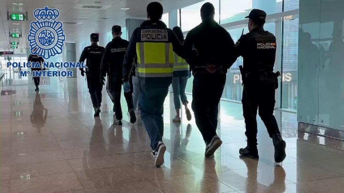 Traslado de los detenidos por enviar droga desde Alicante a través de empresas de paquetería