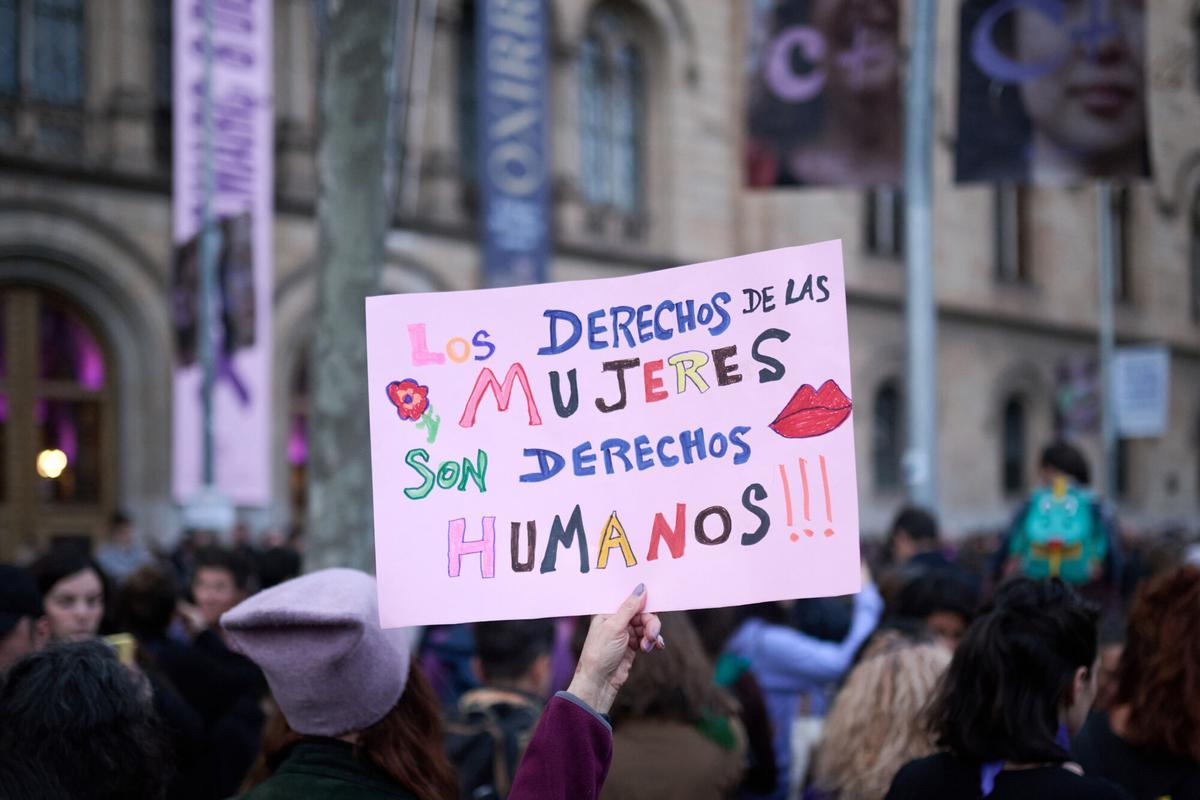Una mujer protesta con un cartel durante la manifestación que abandera la Assemblea 8M por el 8M, Día Internacional de la Mujer, a 8 de marzo de marzo de 2023, en Barcelona, Catalunya (España). Barcelona es una de las múltiples ciudades españolas donde las mujeres salen hoy a la calle para conmemorar su lucha y la de sus antecesoras por participar en la sociedad en las mismas condiciones que los hombres. ECONOMIA Lorena Sopêna - Europa Press
