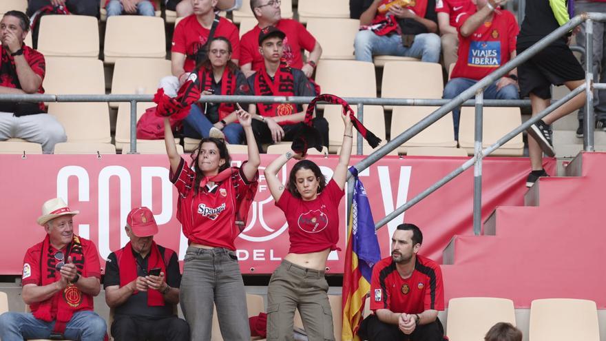 FOTOS | Los aficionados del Mallorca llenan La Cartuja