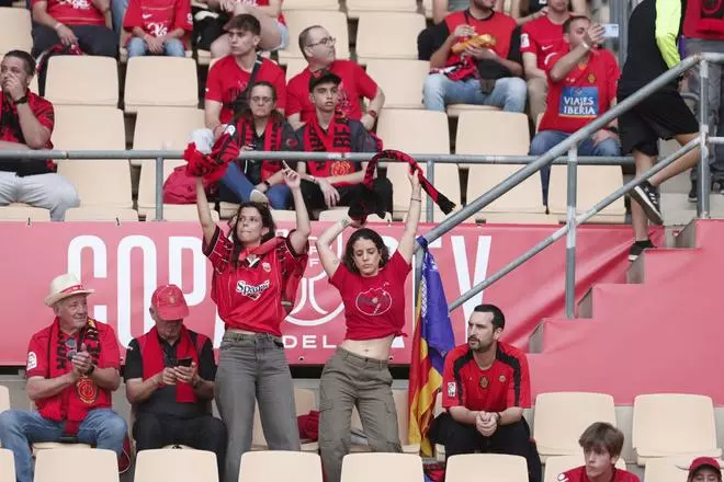 FOTOS | Los aficionados del Mallorca llenan La Cartuja