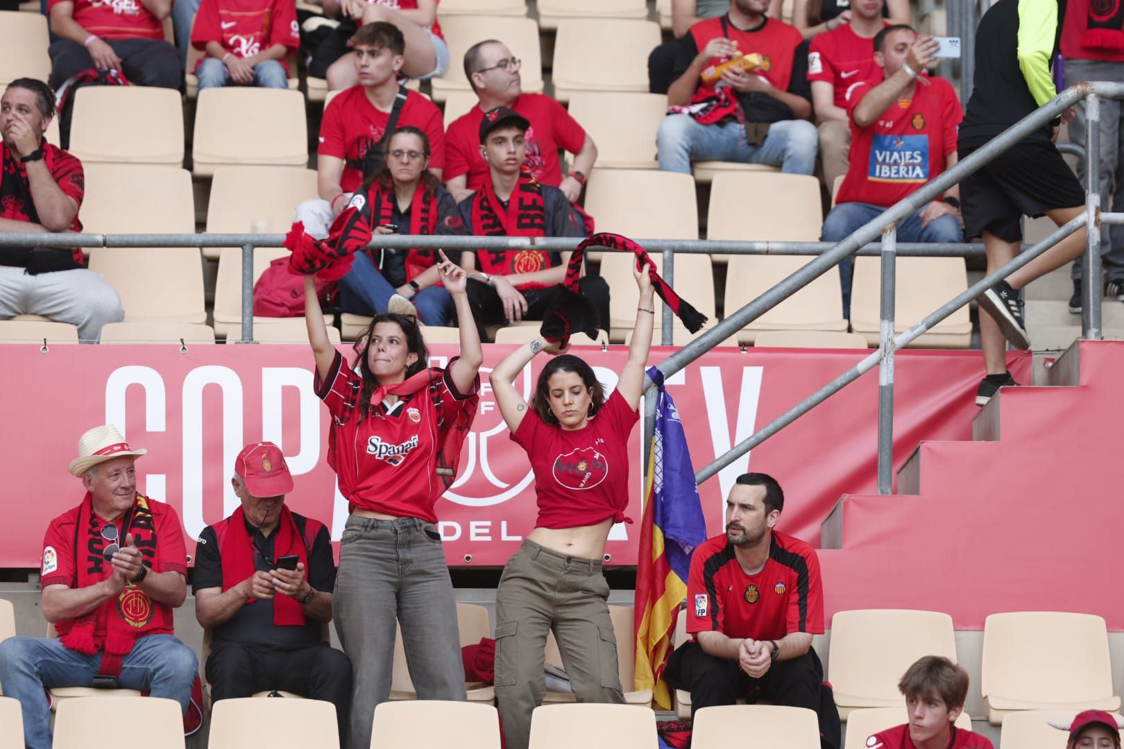 Los aficionados del Mallorca llenan La Cartuja