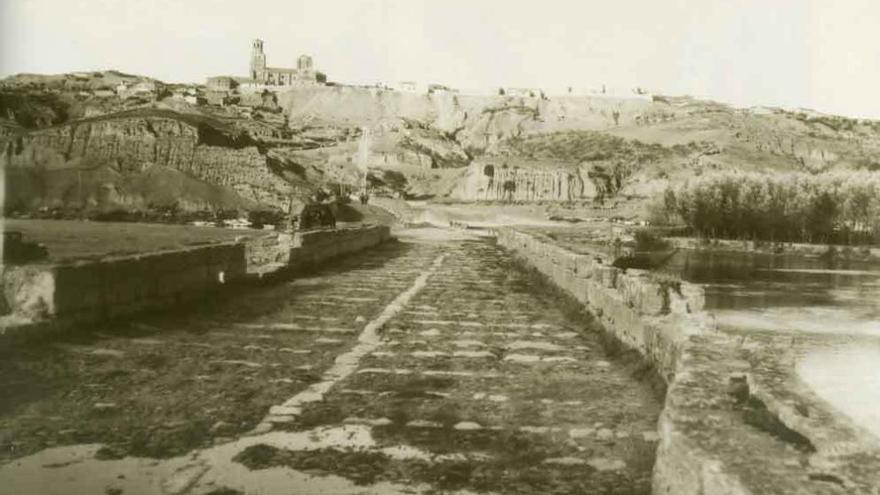 Imagen antigua de Toro, con la Colegiata al fondo y el río Duero, a la derecha.