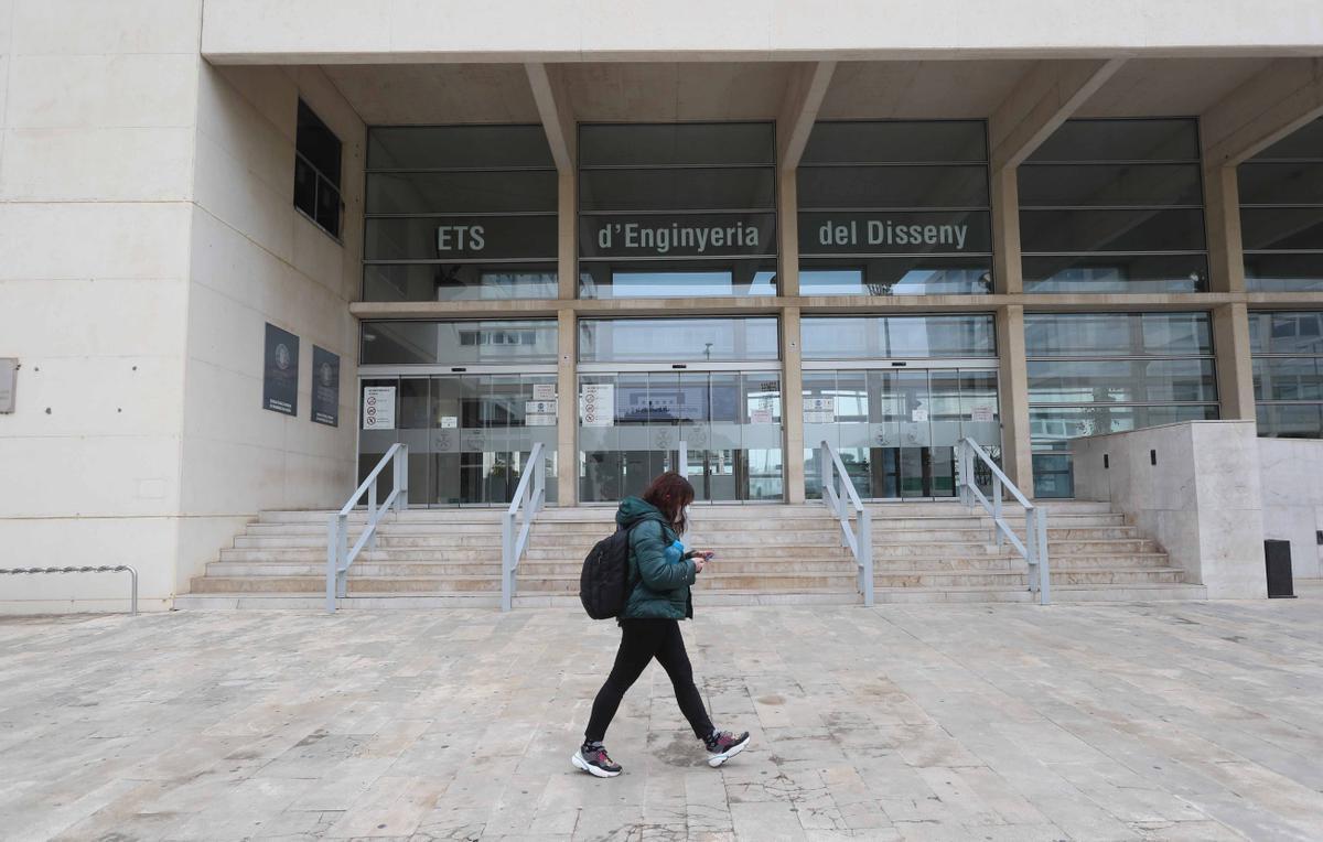 Una alumna en uno de los campus de la Universitat Politécnica de València