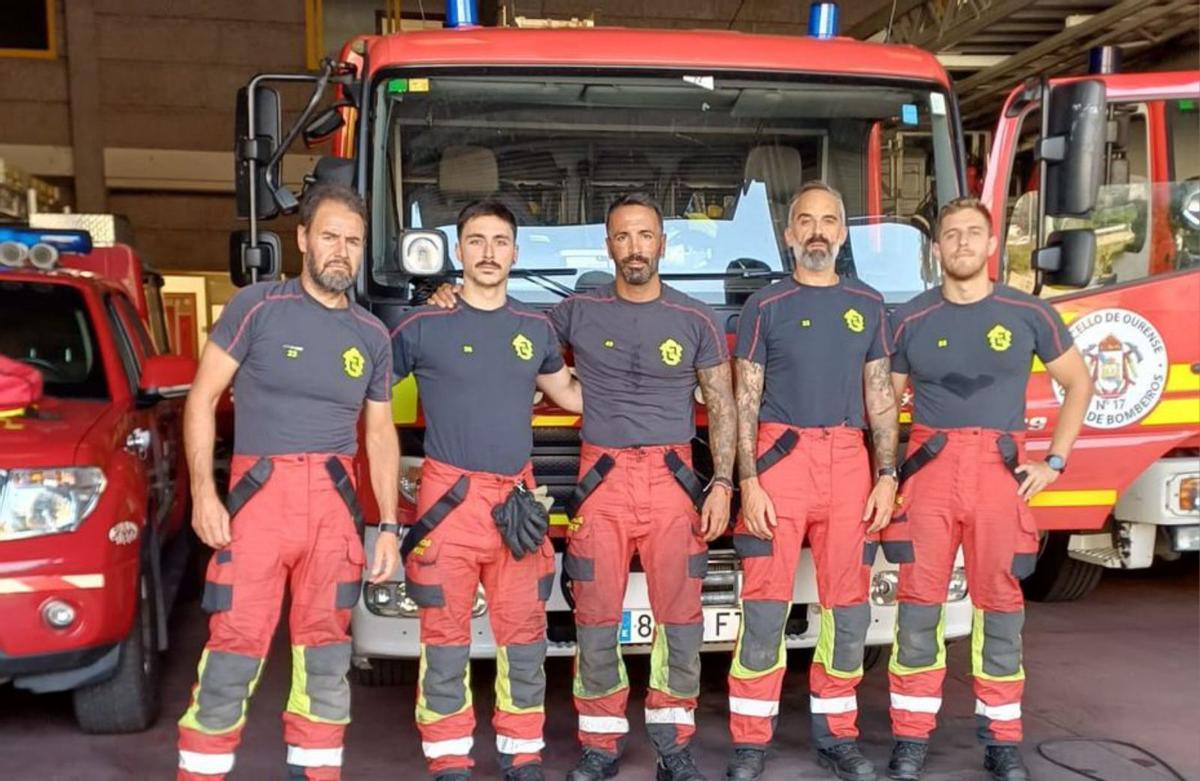 Nacho,  Antón,  Iago,  Vaquero y Adrián, uno de los grupos de bomberos de Ourense que están colaborando. |  Cedida