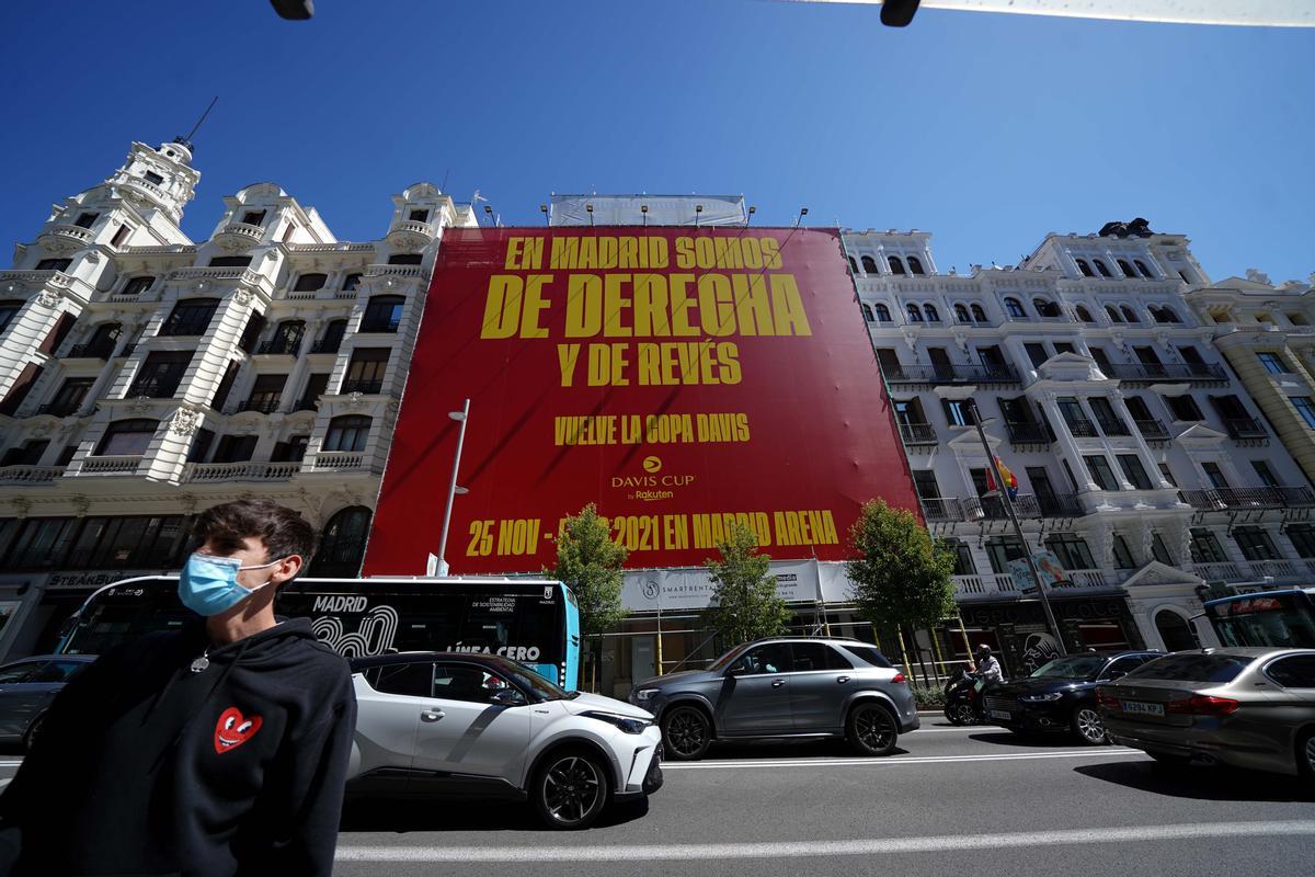 ‘A Madrid som de dreta i de revés’, la lona desplegada per la Copa Davis de Gerard Piqué