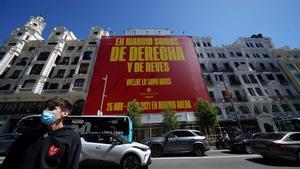 Cartel promocional en la Gran Vía de Madrid de la próxima Copa Davis que se celebra en la capital.