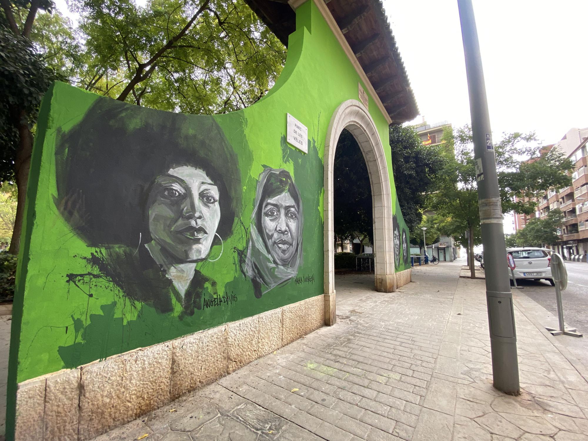 El Ayuntamiento de Palma permite que un mural transforme la histórica puerta del Parc de Ses Veles