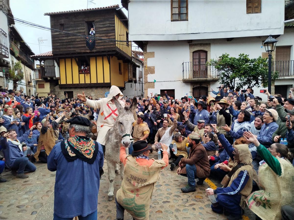 Galería | La misteriosa tradición del Pero Palo llena Villanueva de la Vera