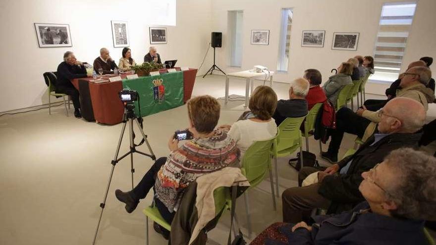 En la mesa, por la izquierda, Juan Luis Gutiérrez, Silvino Álvarez Rueda (moderador), Yasmina Triguero y Guillermo Laine.