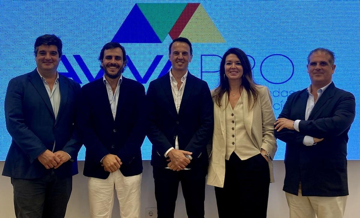 La nueva directiva de AVVAPro, con Juan Cubo, en el centro