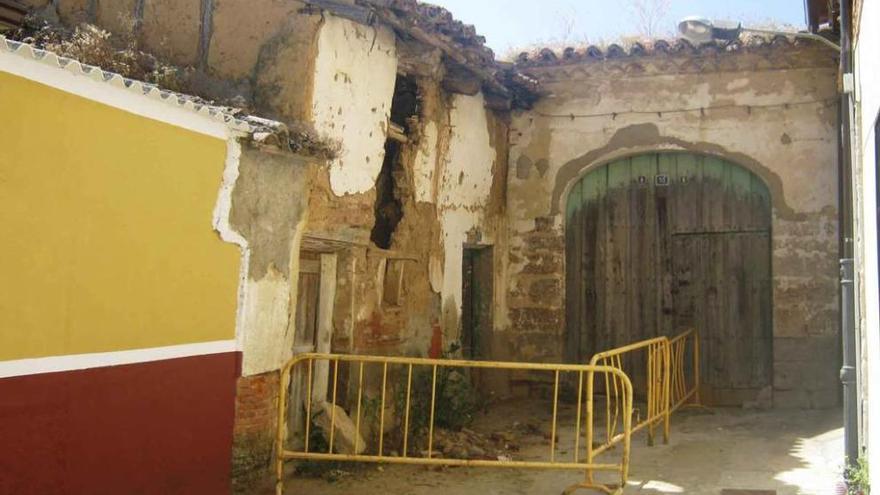 En la imagen, fachada del edificio en ruinas situado en la calle Prisión y delimitado por unas vallas. Foto