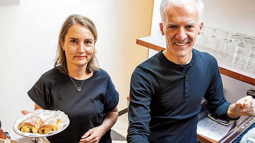 Fürs Foto ausnahmsweise ohne Masken: Christine und Robert Caceffo sind bereits ein eingespieltes Team in ihrem neuen Café in Felanitx.