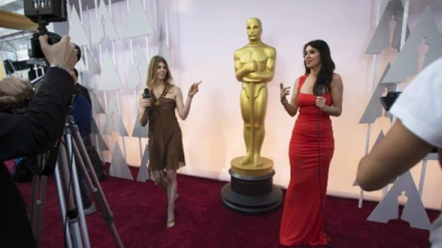 La alfombra roja de los Oscars, lista para el desfile de estrellas